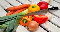 Although we often hear about the dangers of eating produce with pesticide residues, bacteria are more likely to cause health issues. (Pixabay photo)