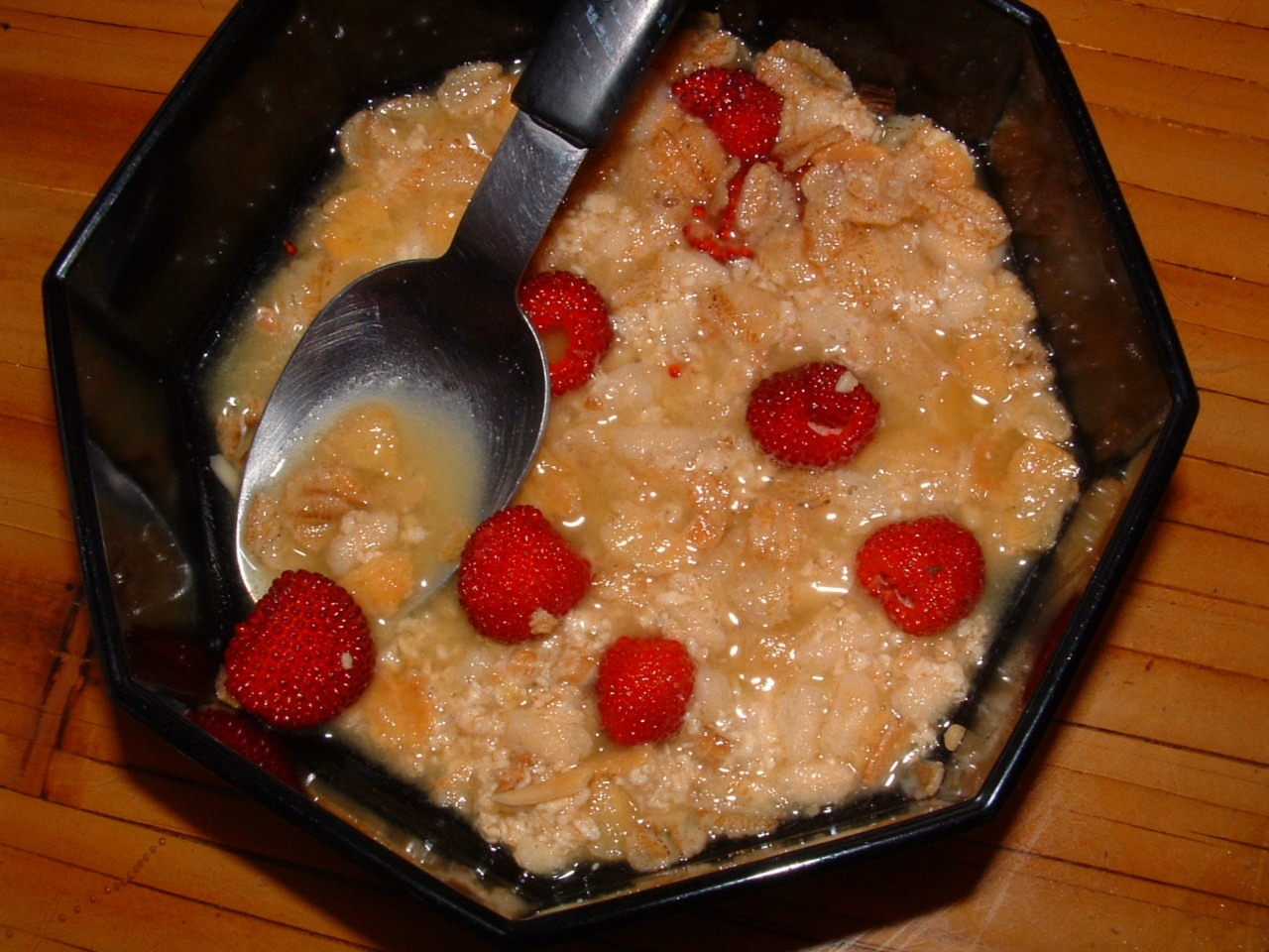 Eating foods such as oatmeal for breakfast can keep us energized longer. (Photo courtesy of puravida at Morguefile.com)