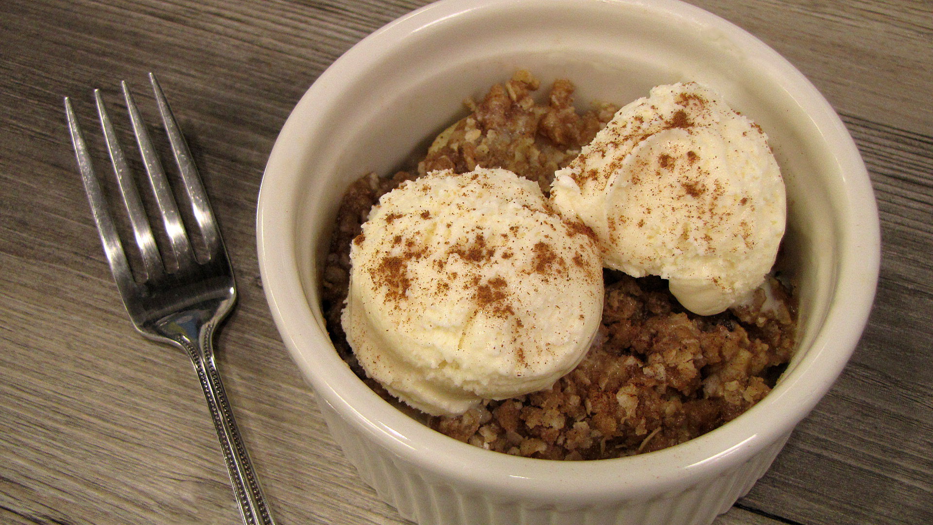 This apple crisp is a tasty dessert that's sodium-free. (NDSU photo)