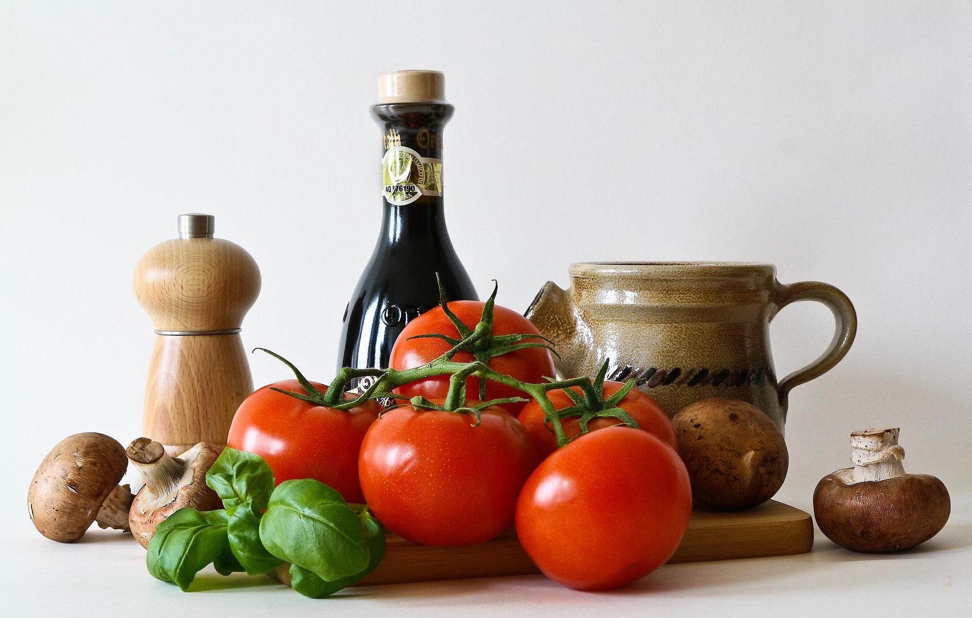 The Mediterranean diet is rich in fruits, vegetables, nuts, legumes, low-fat dairy, unsaturated fat (especially olive oil), herbs, spices and plant and animal proteins, especially omega-3-rich fish. (Pixabay photo)