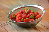 When buying strawberries, look for fruits that are bright red with green caps and are free from moisture or bruising. (Photo courtesy of Pixabay)