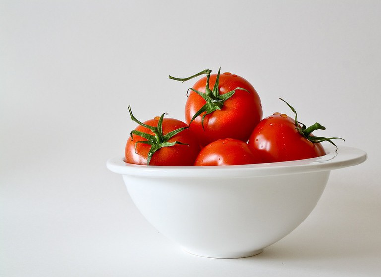 Tomatoes are rich in nutrients and low in calories. (Photo courtesy of Anelka/Pixabay)