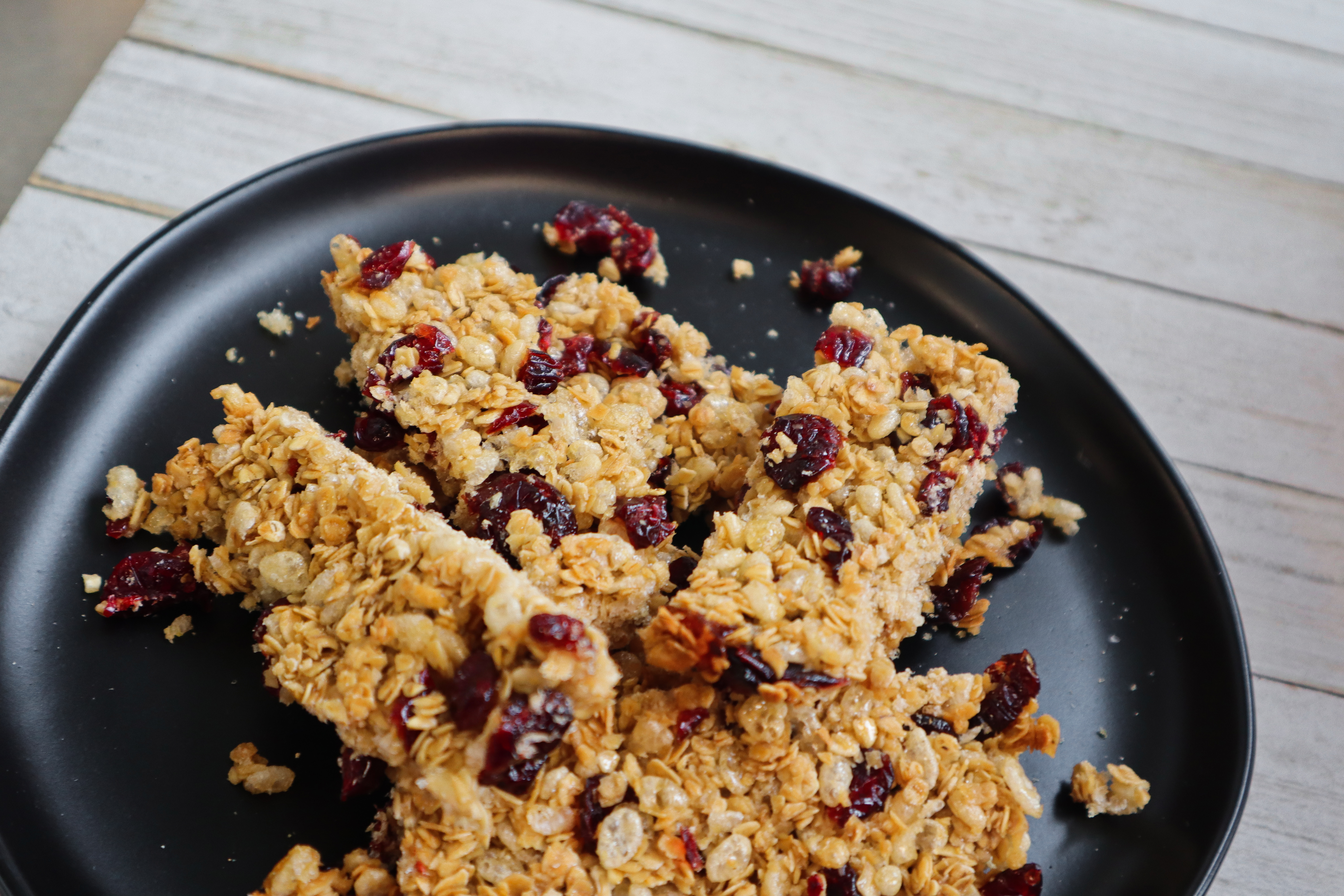 These cranberry granola snack bars provide whole grains and energy. (NDSU photo)