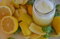 Fresh-squeezed lemonade adds flair to a picnic. (Photo courtesy of Rob Bertholf, flickr)