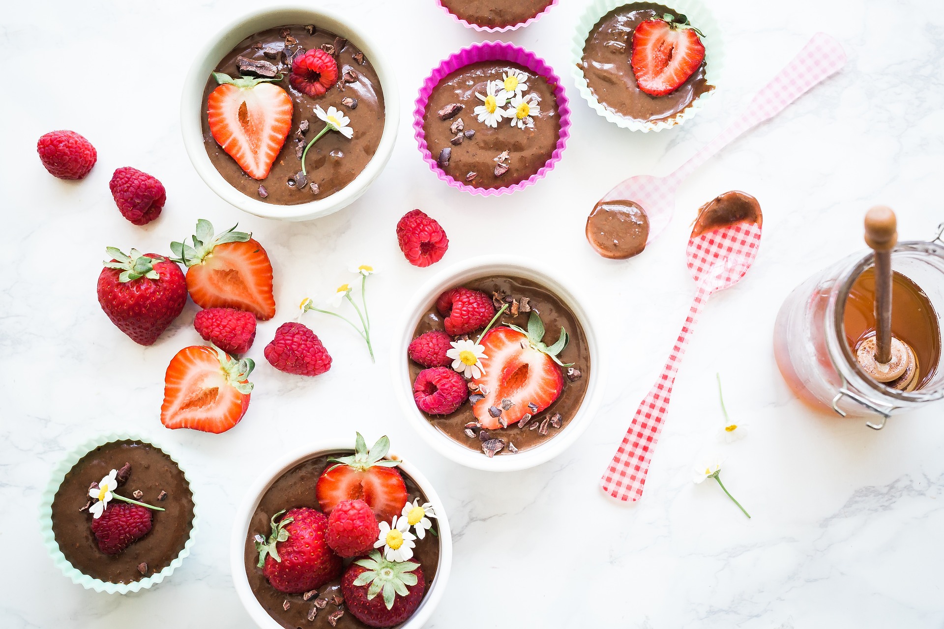 Serve in-season strawberries with chocolate dip for a sweet treat. (Pixabay photo)