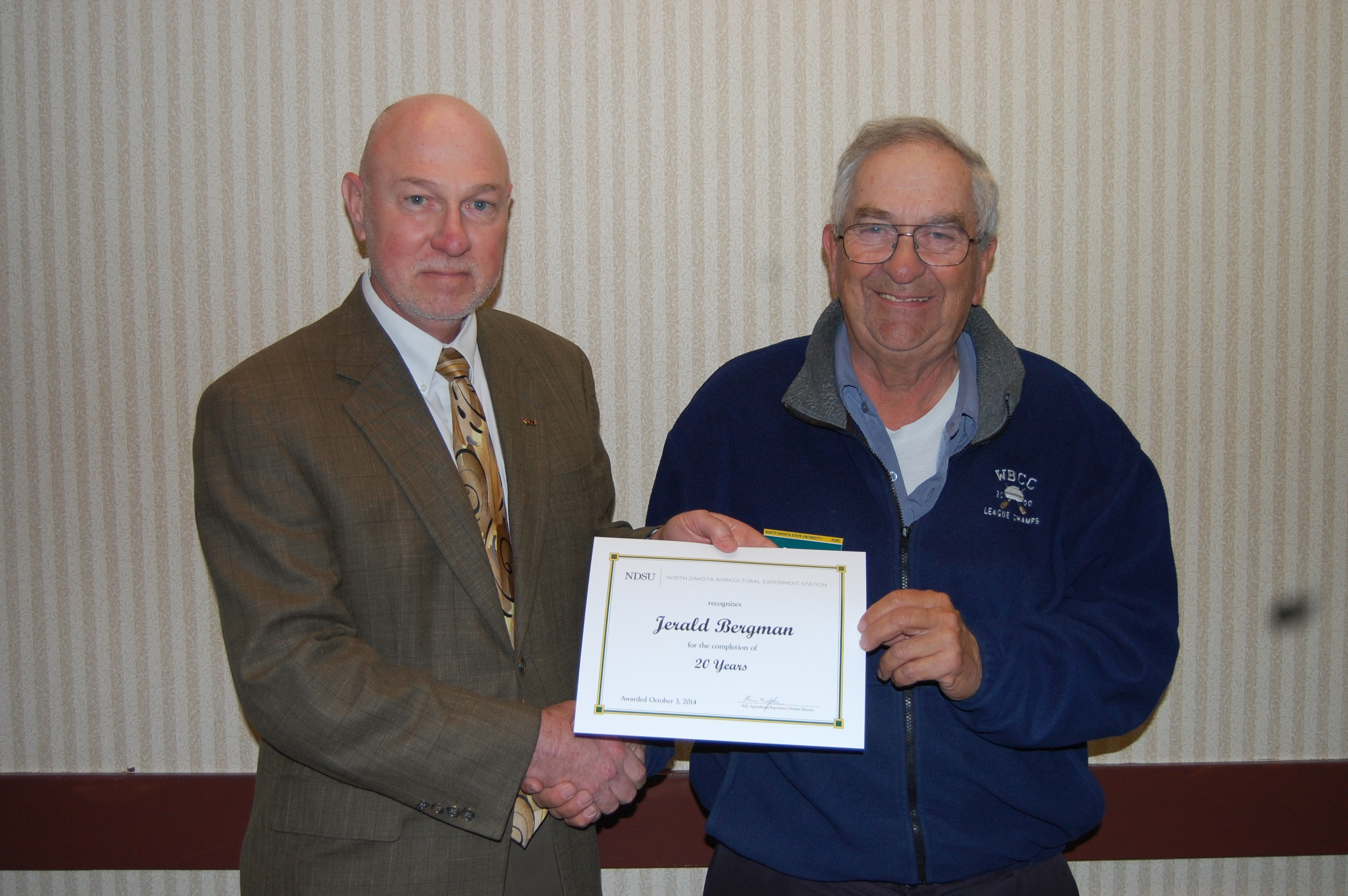 Ken Grafton, vice president for Agricultural Affairs, director of the North Dakota Agricultural Experiment Station and dean of the College of Agriculture, Food Systems, and Natural Resources (left), presents the award to Jerald Bergman.