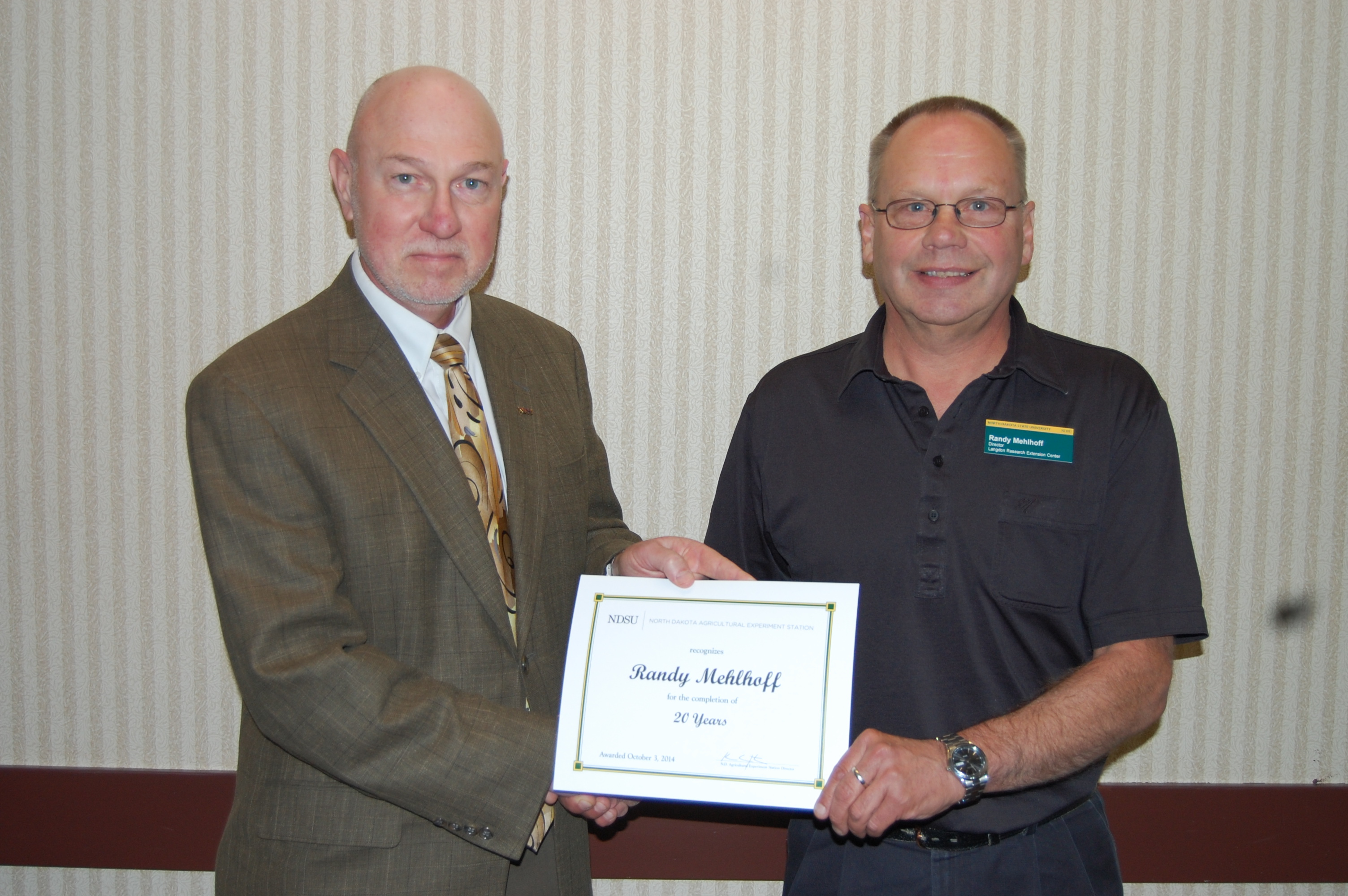 Ken Grafton, vice president for Agricultural Affairs, director of the North Dakota Agricultural Experiment Station and dean of the College of Agriculture, Food Systems, and Natural Resources (left), presents the award to Randy Mehlhoff.