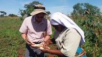 Ransom discusses corn yield with one of the Little Sisters of Mary Immaculate in Uganda. (NDSU Photo)