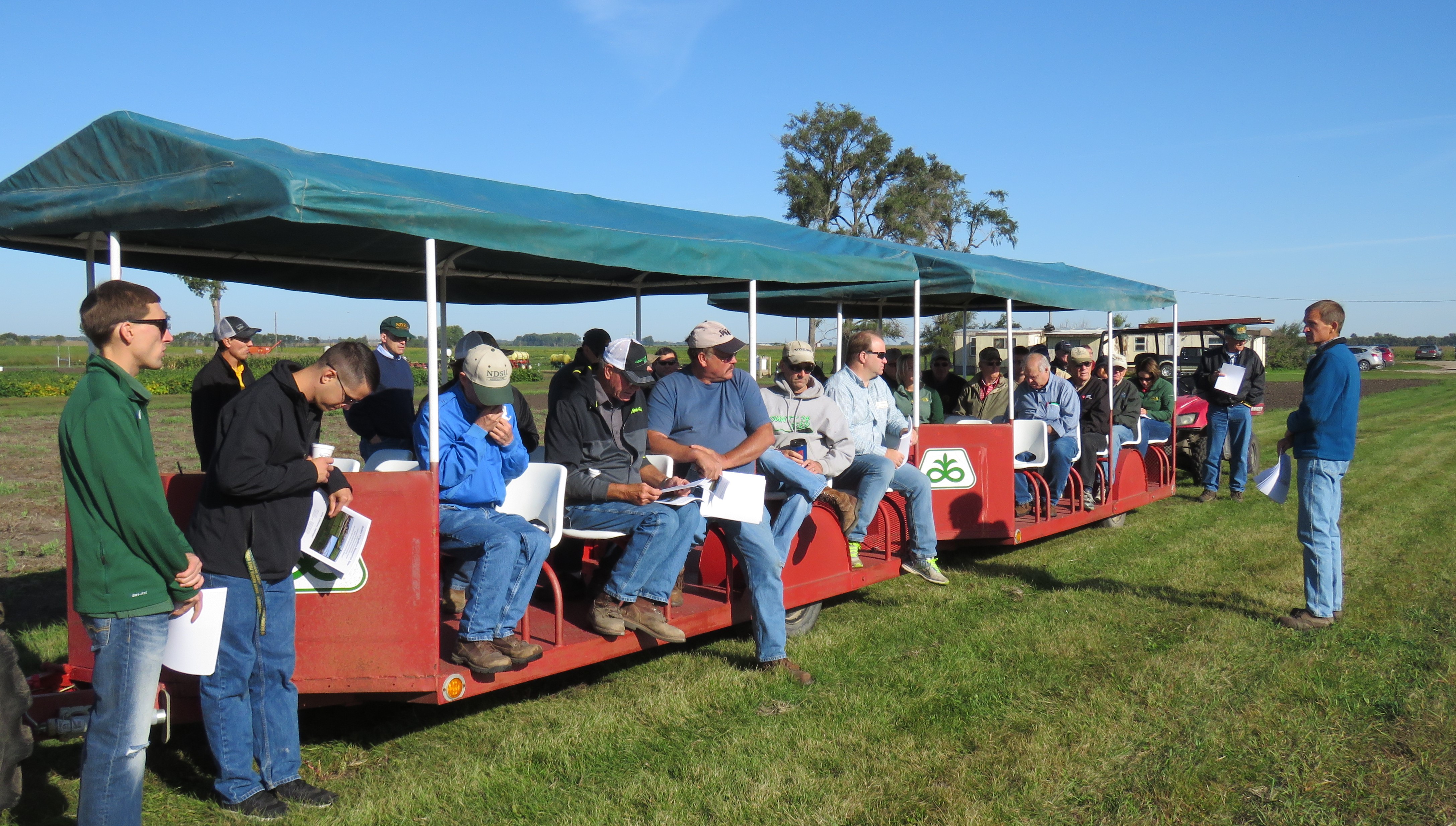 Carrington Research Extension Center plant pathologist Michael Wunsch shares information with farmers at an REC field day. (NDSU Photo)