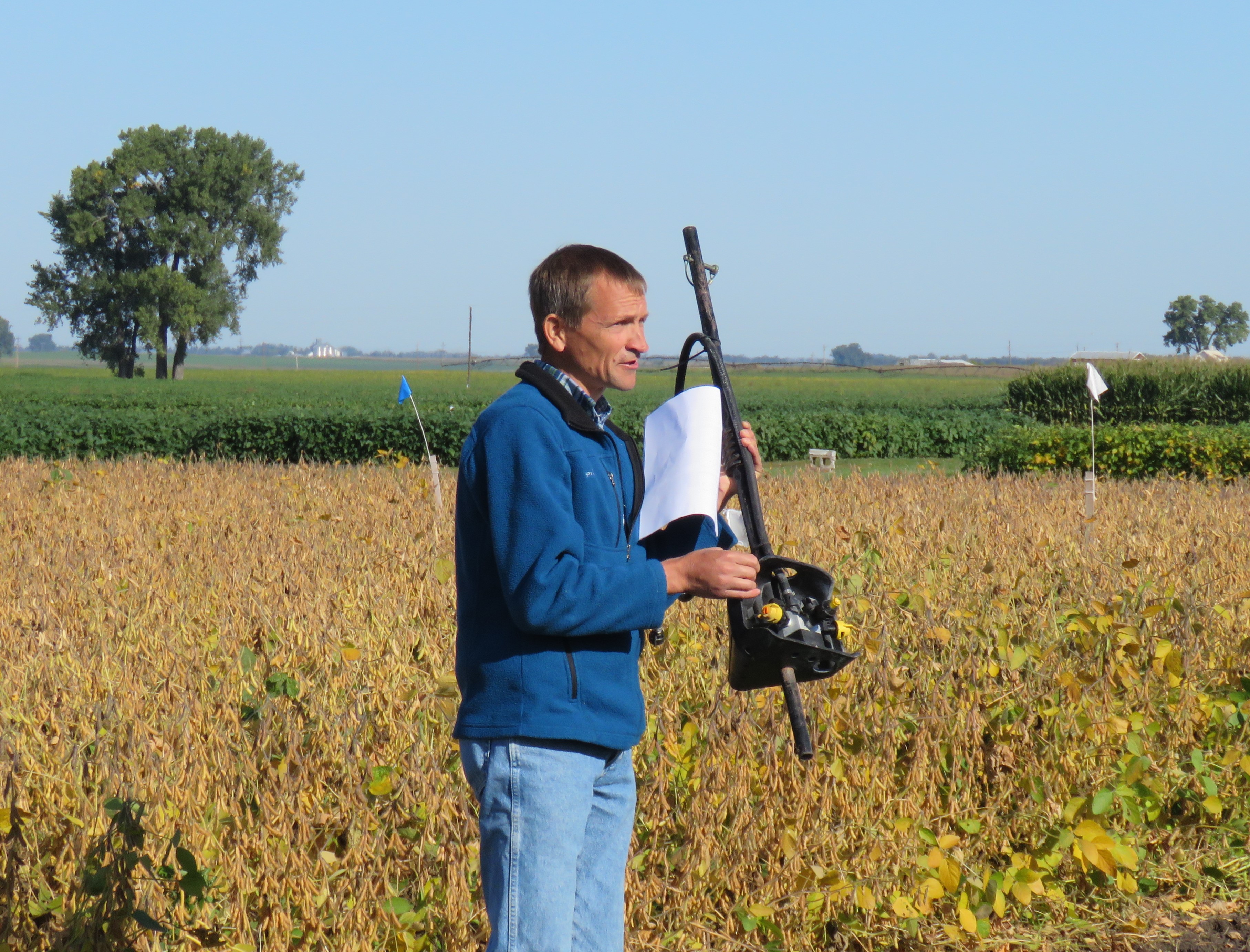 Michael Wunsch, CREC plant pathologist, discusses spray nozzle technology at a past Oakes Irrigation Research Site field day. (NDSU photo)