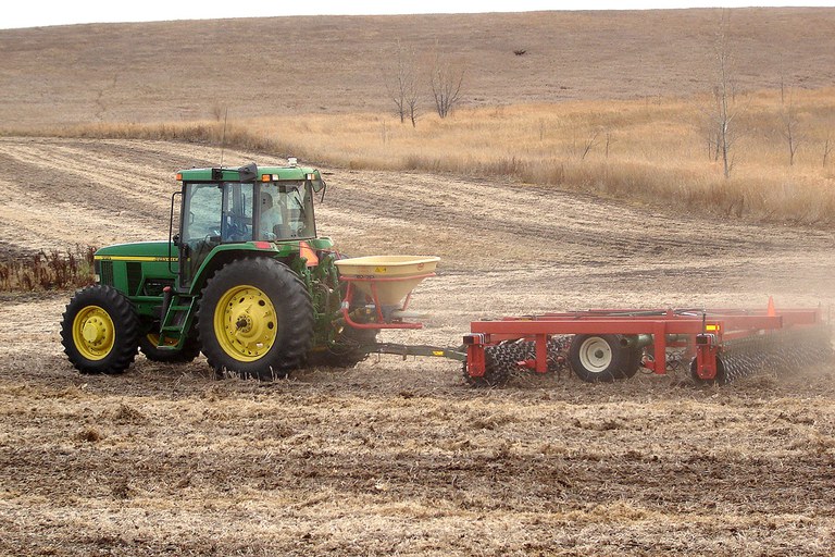 Preparing the seedbed with a cultipacker