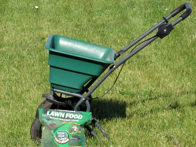 Lawn fertilizer spreader
