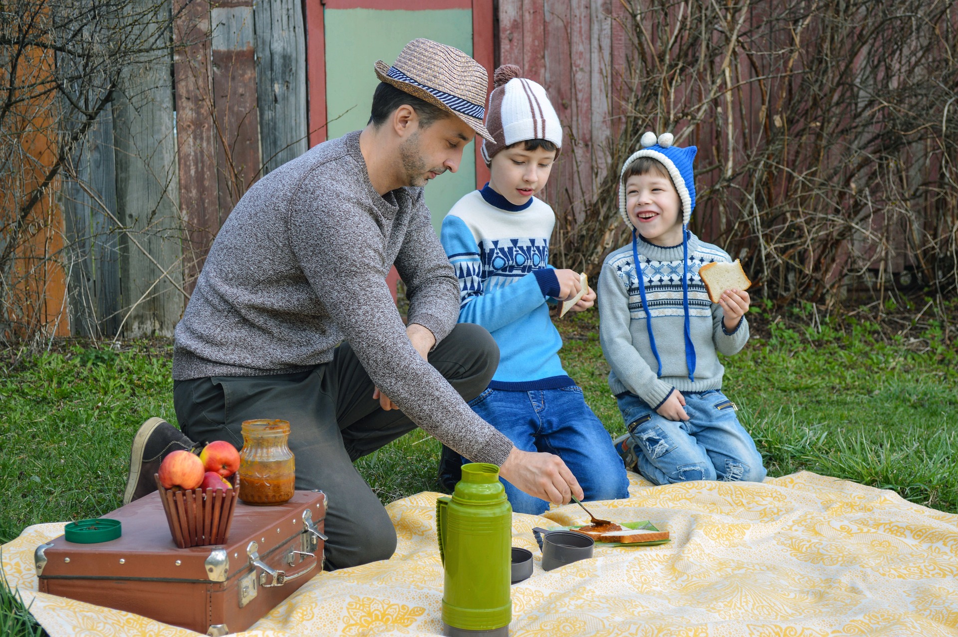The benefits of eating together as a family apply whether the meals are at home or out and about. (Pixabay photo)