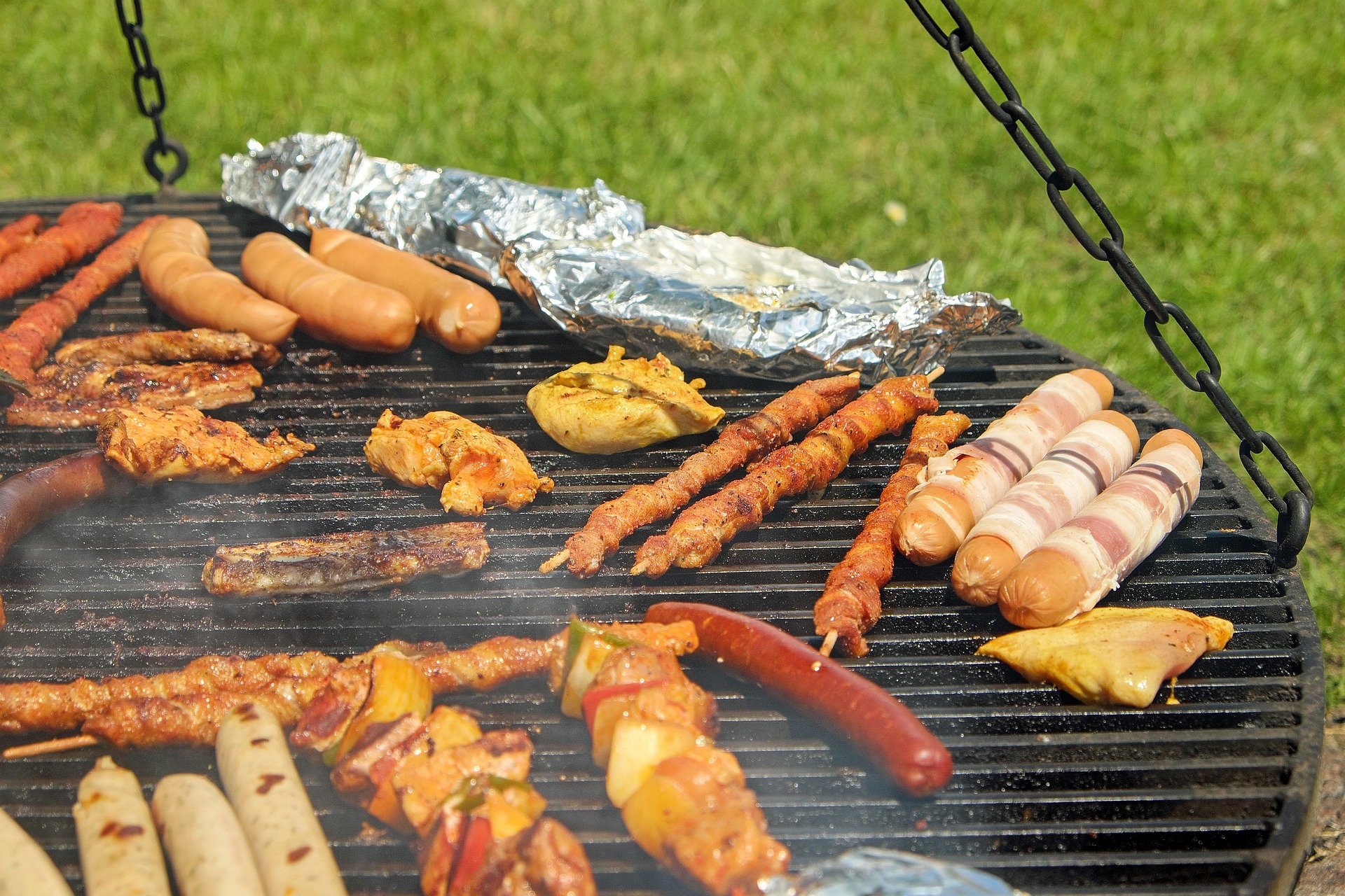 When grilling, bring a clean plate for the cooked food to avoid cross-contamination. (Pixabay photo)